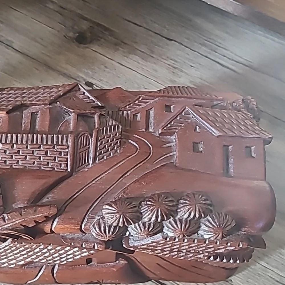 Honduras Mahogany Carved Box - Picture 5 of 7